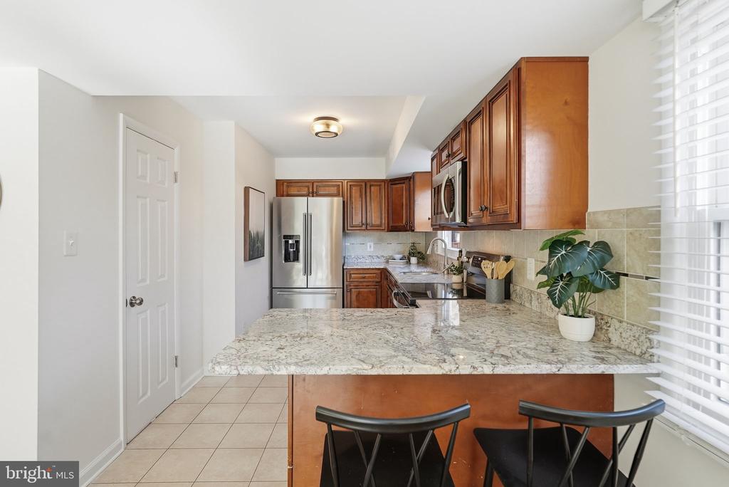 27 E HOWELL AVENUE
