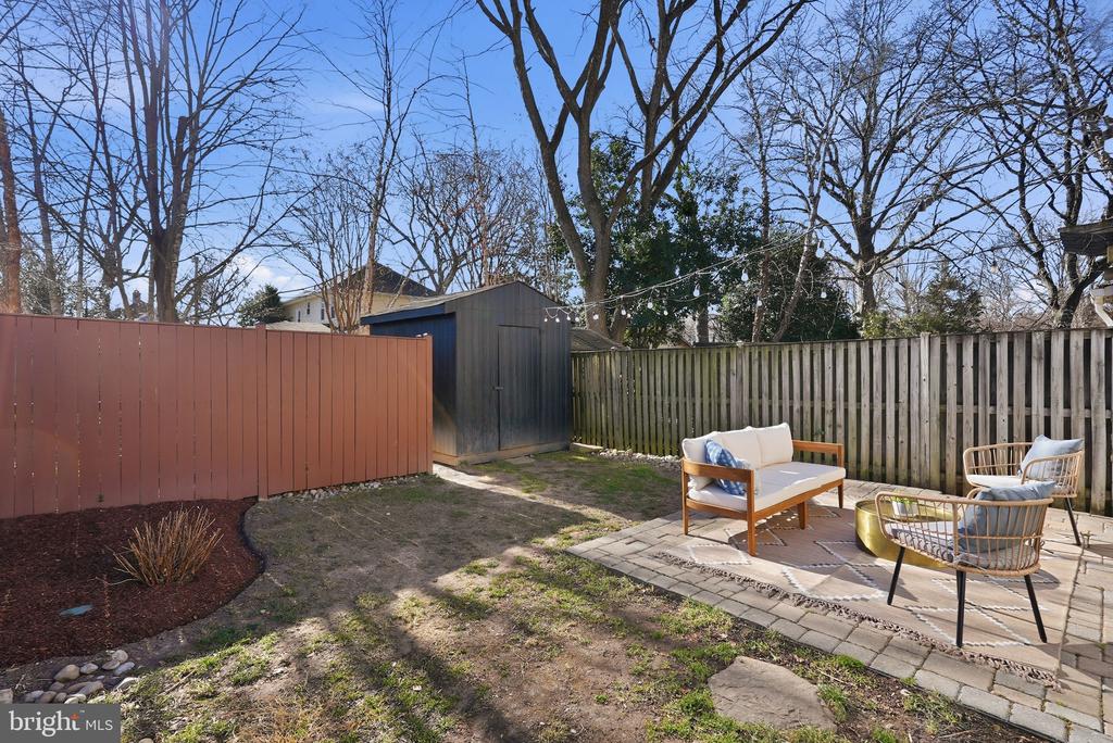 27 E HOWELL AVENUE