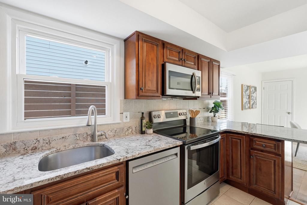 27 E HOWELL AVENUE