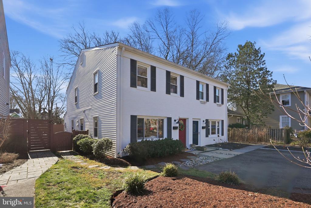 27 E HOWELL AVENUE