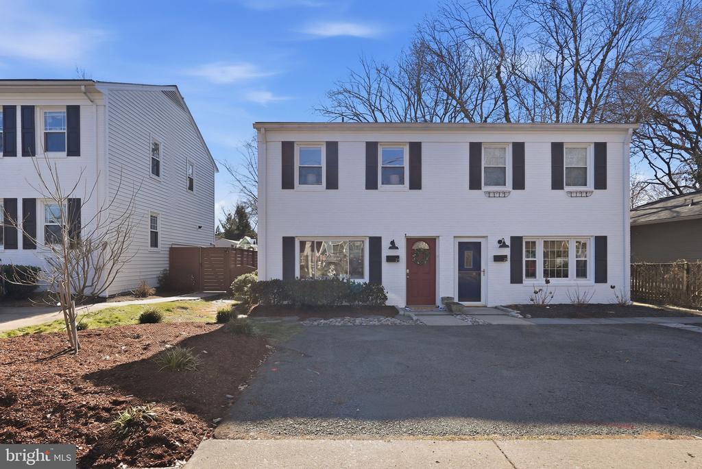 27 E HOWELL AVENUE