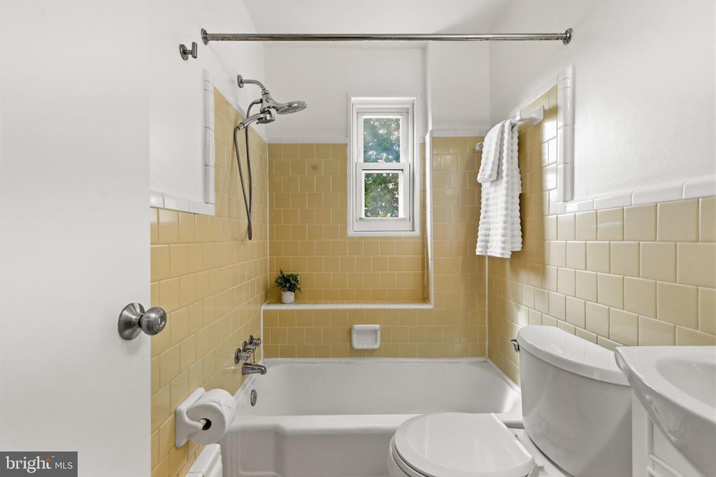 11 E MYRTLE STREET Unit: 1/2