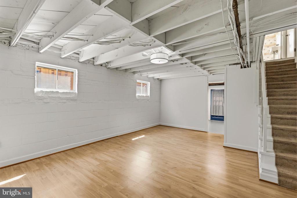 11 E MYRTLE STREET Unit: 1/2