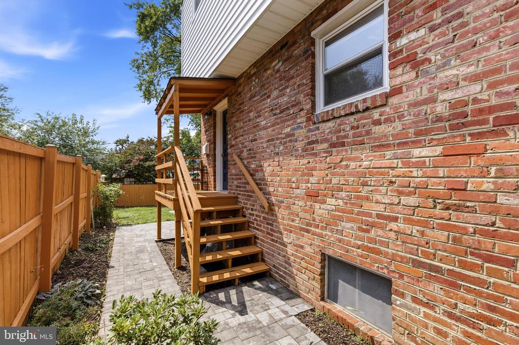 11 E MYRTLE STREET Unit: 1/2