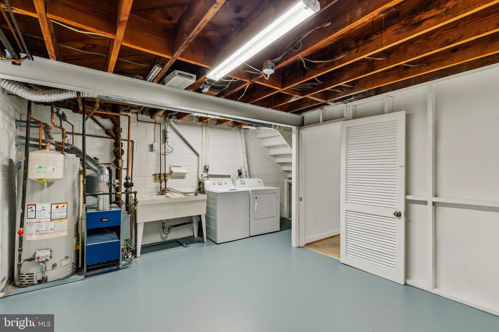 11 E MYRTLE STREET Unit: 1/2