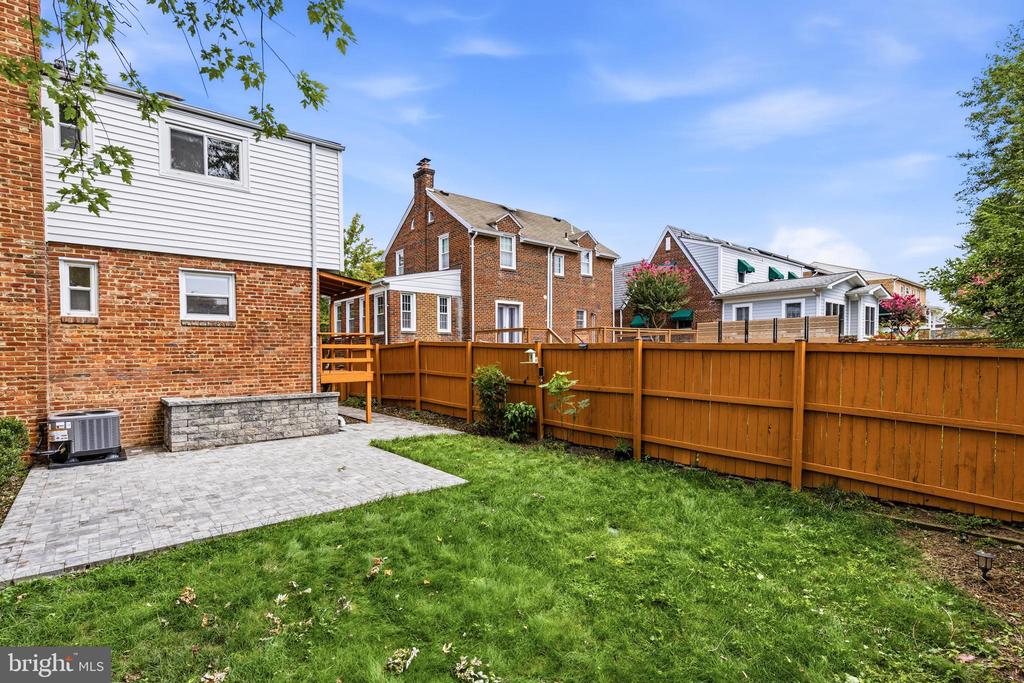 11 E MYRTLE STREET Unit: 1/2