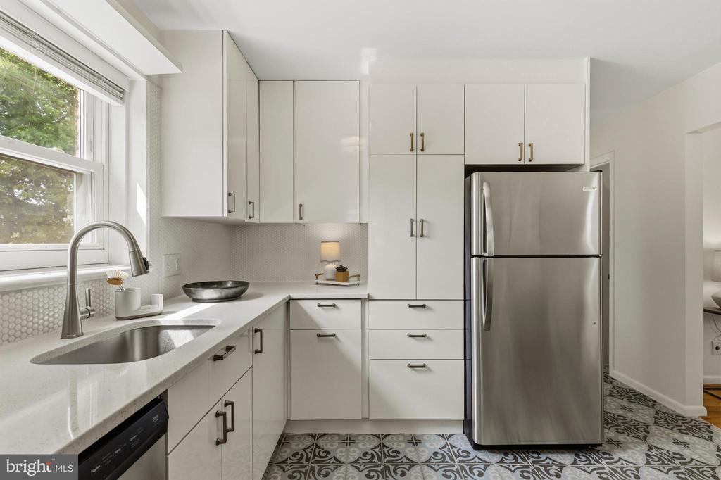 11 E MYRTLE STREET Unit: 1/2