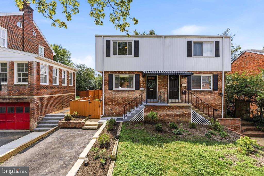 11 E MYRTLE STREET Unit: 1/2