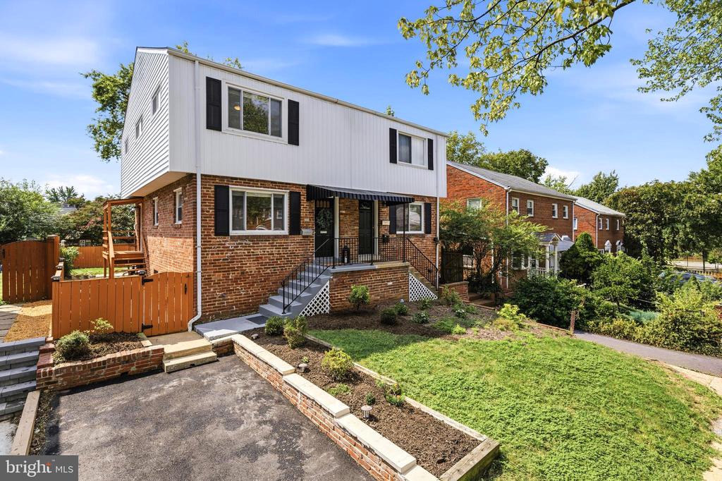11 E MYRTLE STREET Unit: 1/2