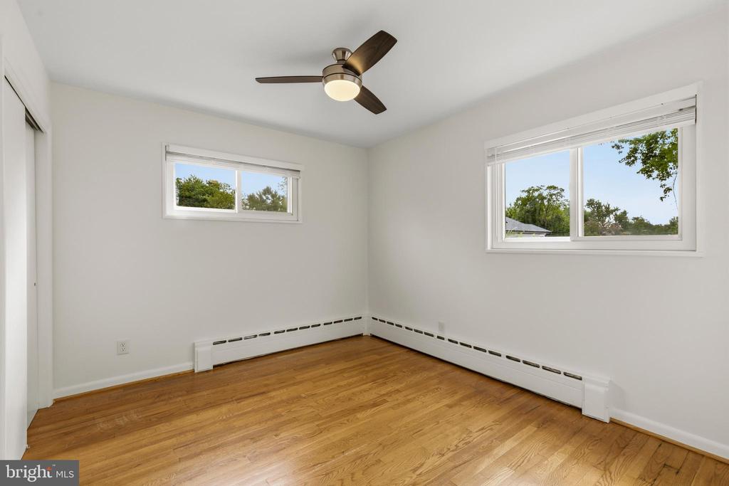 11 E MYRTLE STREET Unit: 1/2