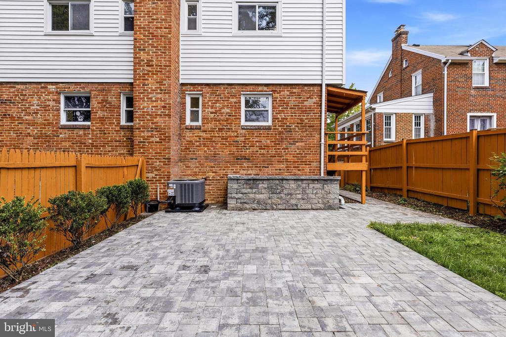 11 E MYRTLE STREET Unit: 1/2