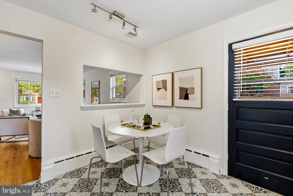 11 E MYRTLE STREET Unit: 1/2