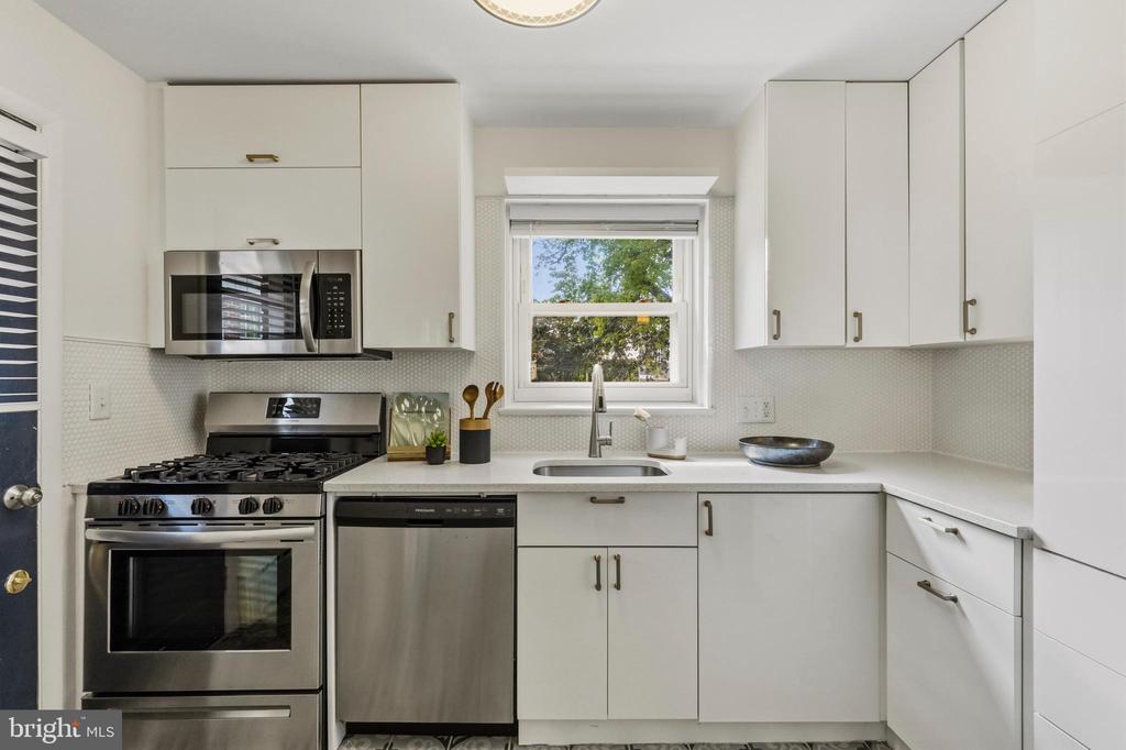 11 E MYRTLE STREET Unit: 1/2