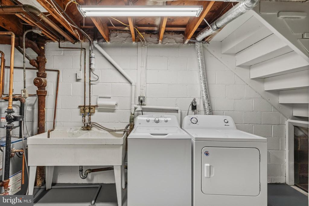 11 E MYRTLE STREET Unit: 1/2