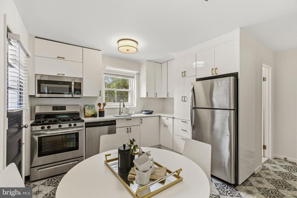 11 E MYRTLE STREET Unit: 1/2