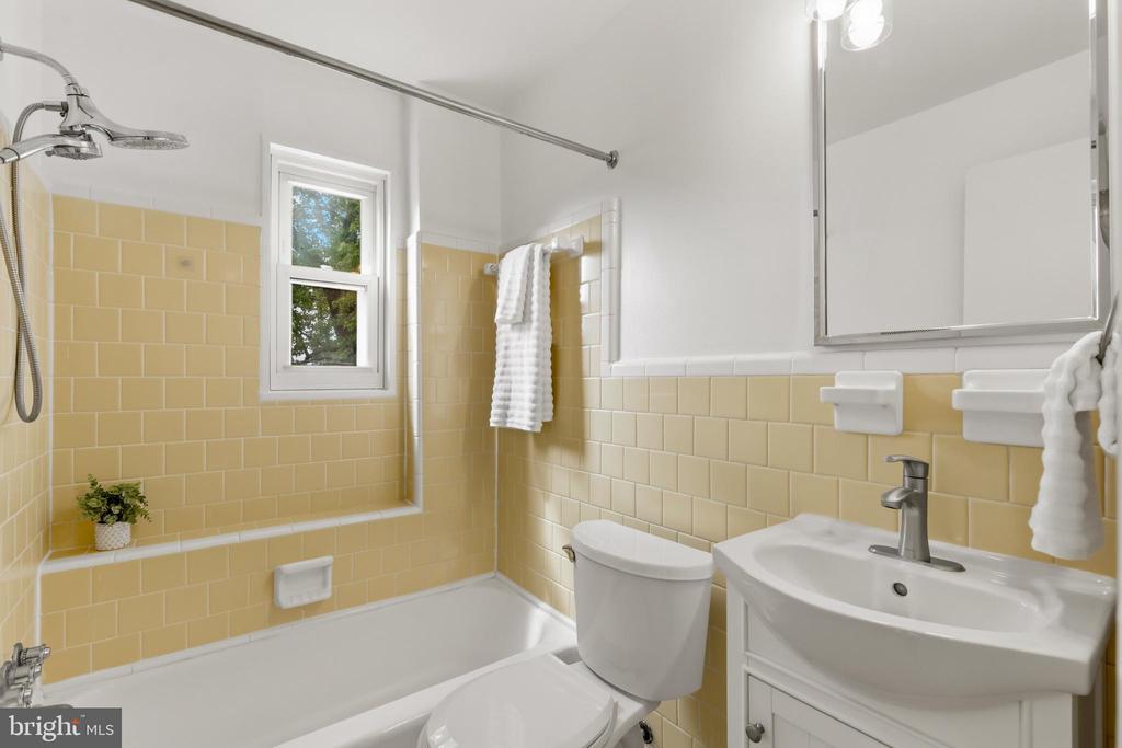 11 E MYRTLE STREET Unit: 1/2