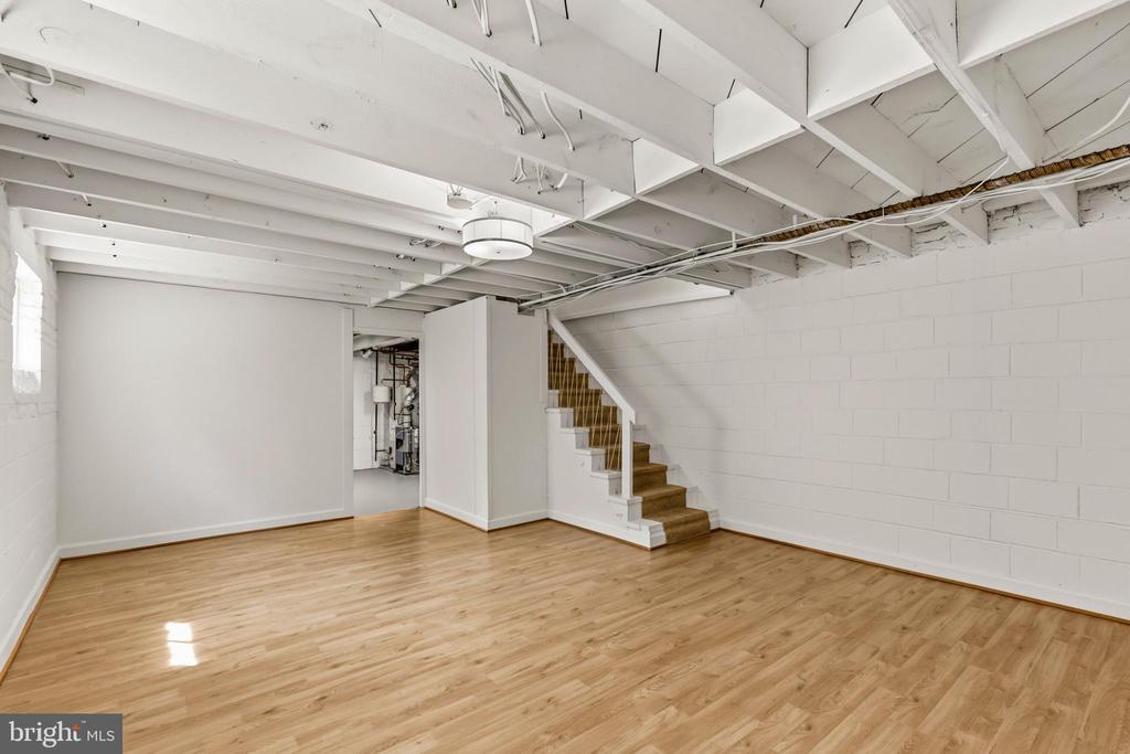 11 E MYRTLE STREET Unit: 1/2