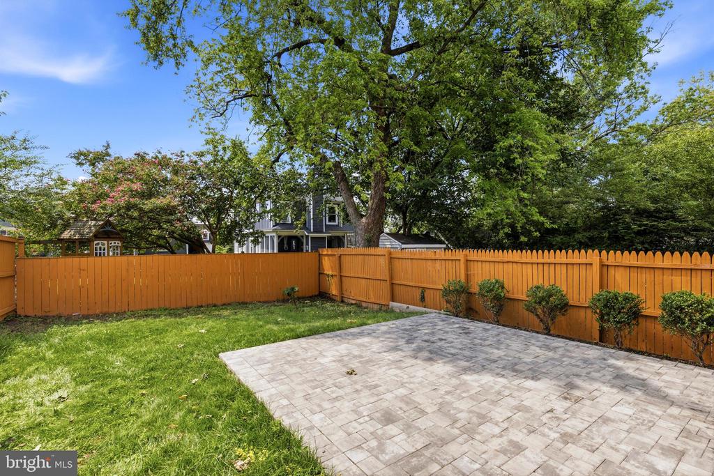 11 E MYRTLE STREET Unit: 1/2