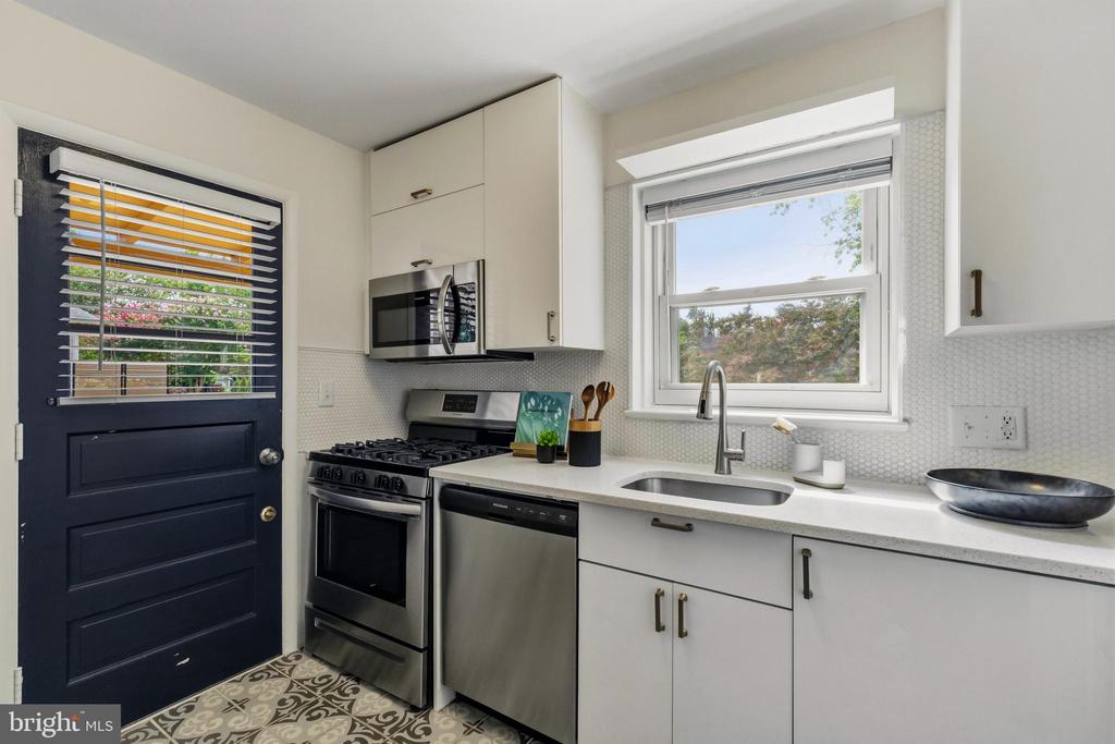 11 E MYRTLE STREET Unit: 1/2