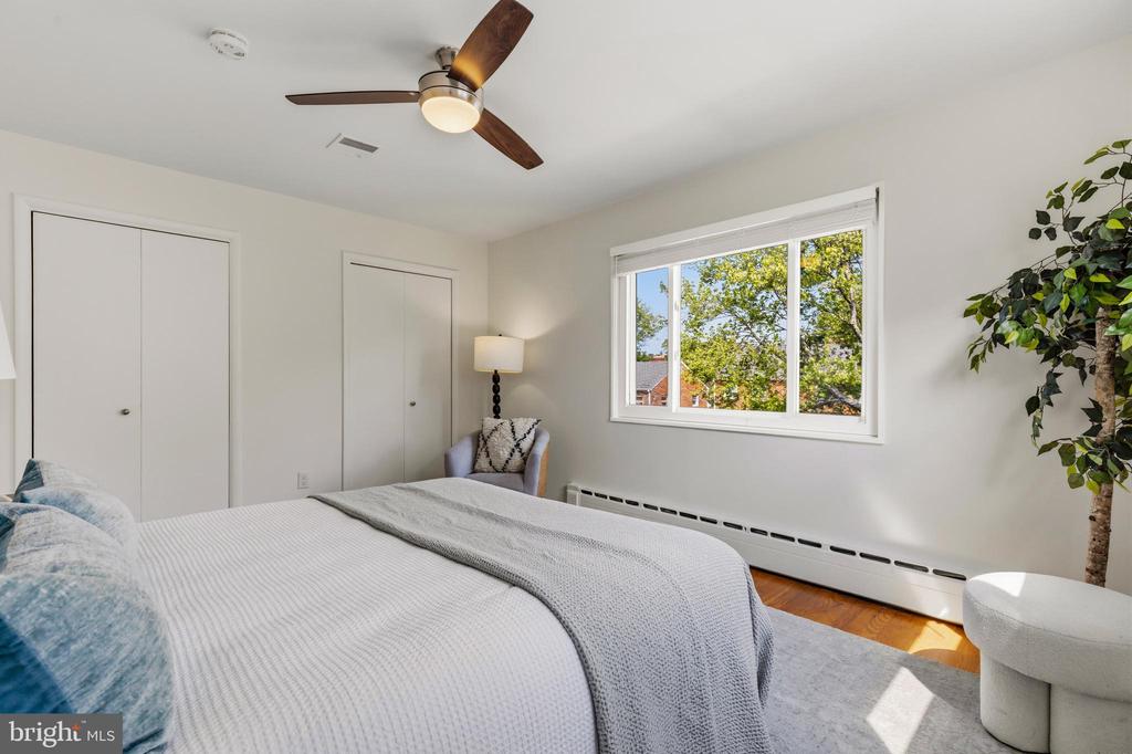 11 E MYRTLE STREET Unit: 1/2