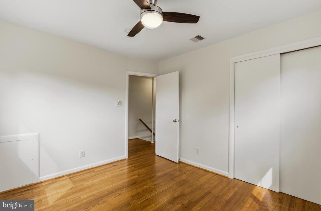 11 E MYRTLE STREET Unit: 1/2