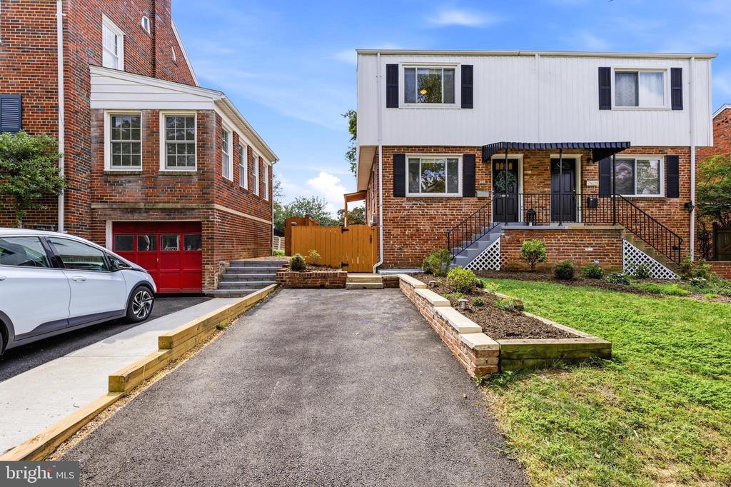 11 E MYRTLE STREET Unit: 1/2