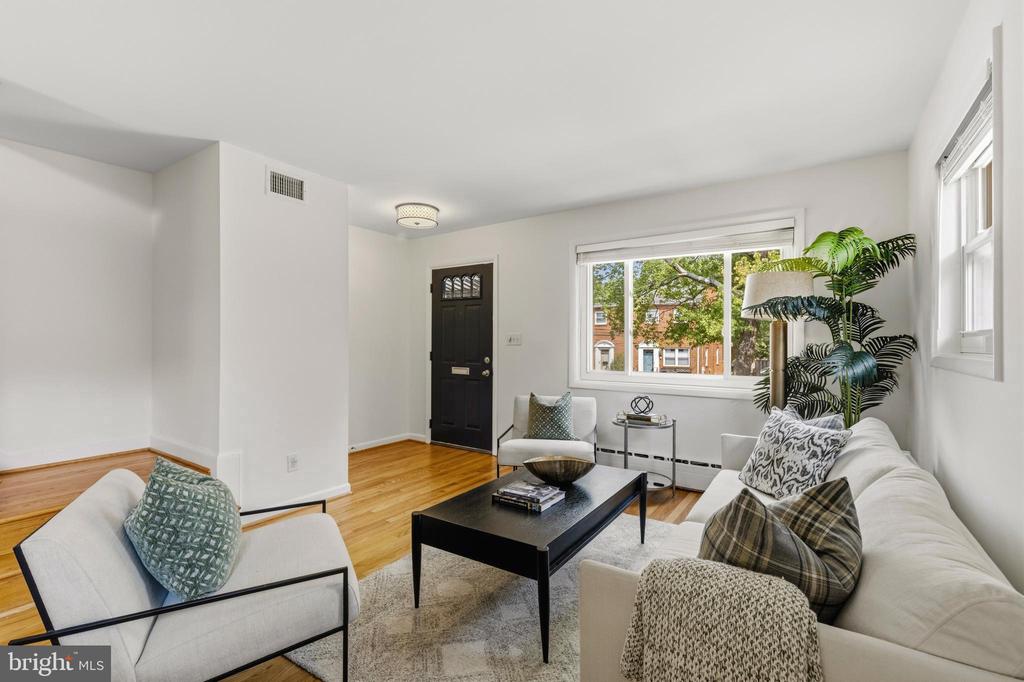 11 E MYRTLE STREET Unit: 1/2