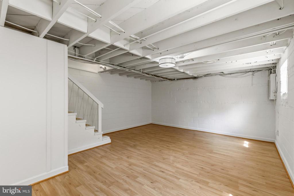 11 E MYRTLE STREET Unit: 1/2