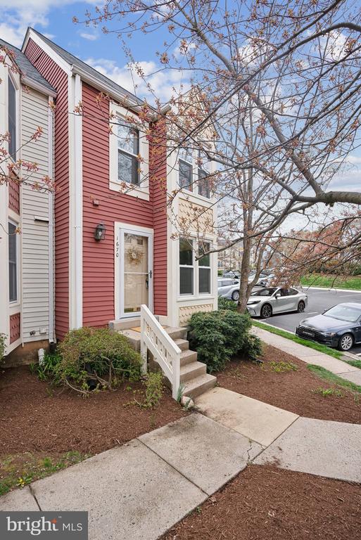 1670 OAKTREE COURT