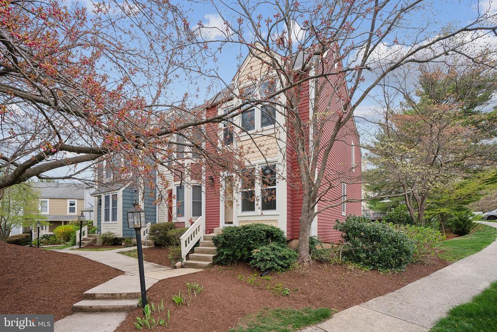 1670 OAKTREE COURT