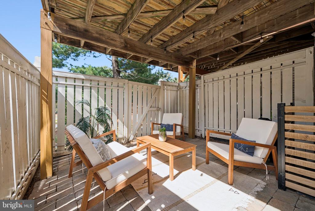 1692 OAKTREE COURT