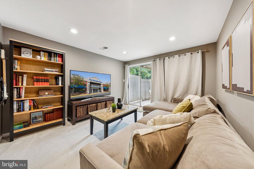1692 OAKTREE COURT
