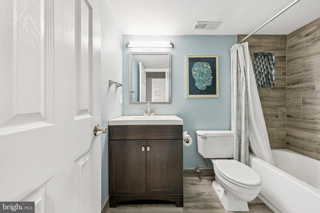1692 OAKTREE COURT