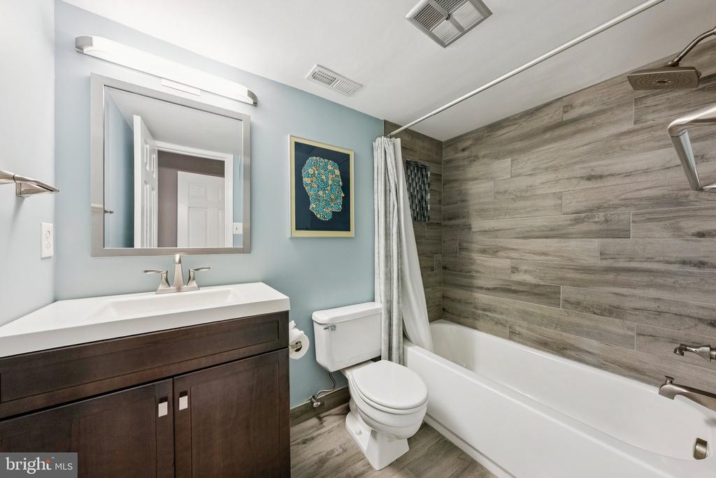 1692 OAKTREE COURT