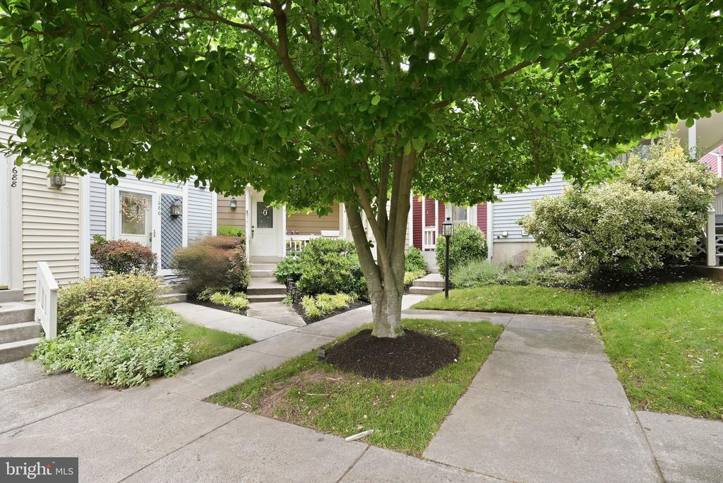 1686 OAKTREE COURT