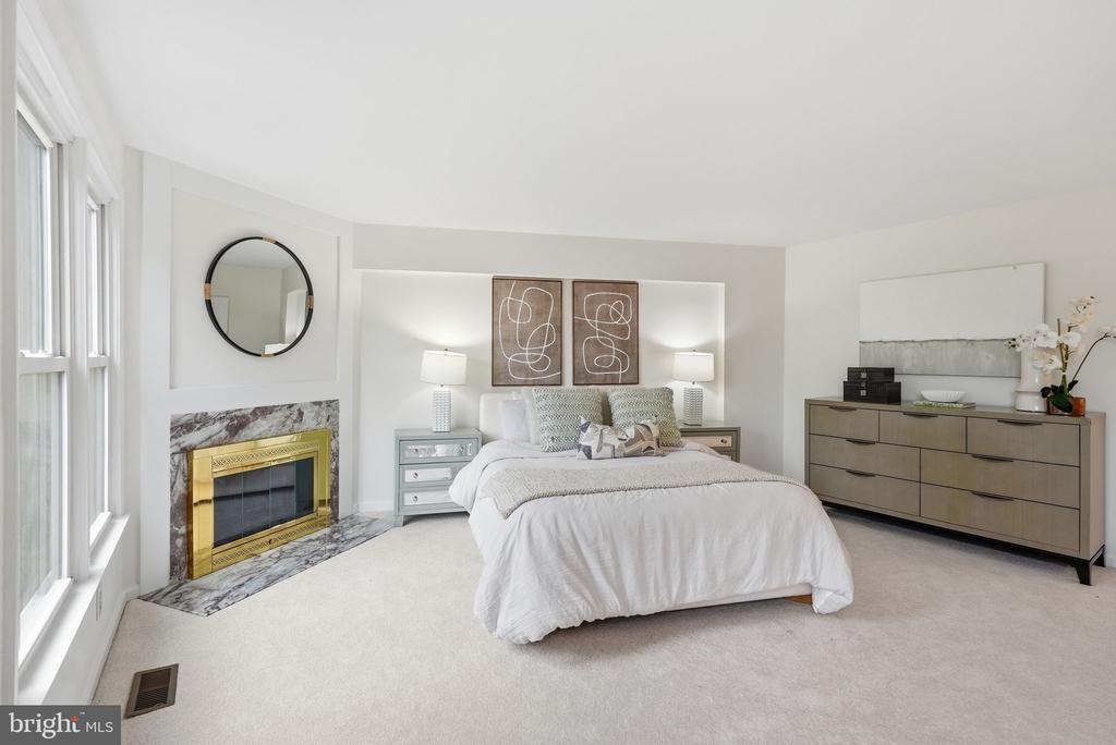 1686 OAKTREE COURT