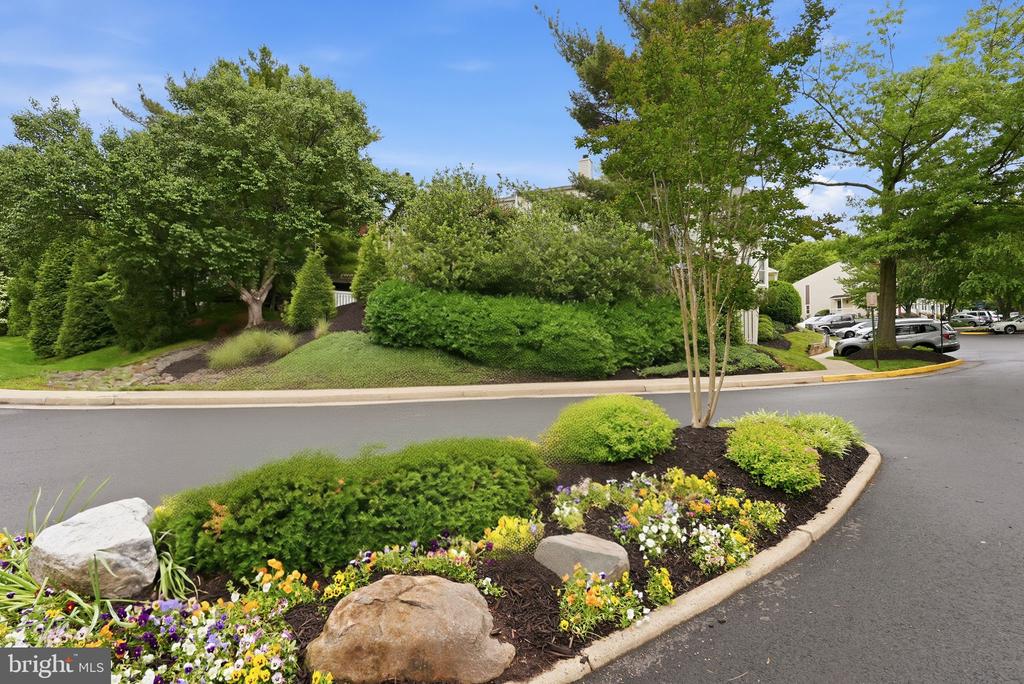 1686 OAKTREE COURT