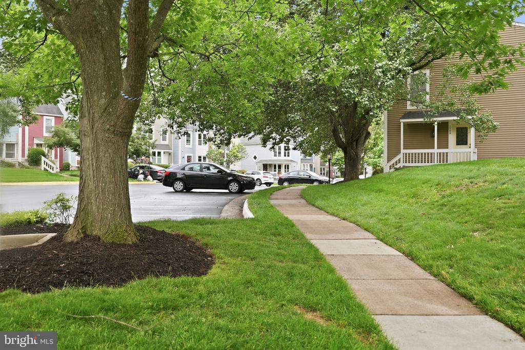 1686 OAKTREE COURT