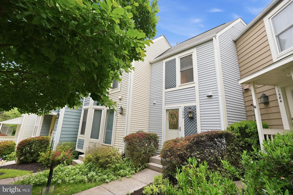 1686 OAKTREE COURT