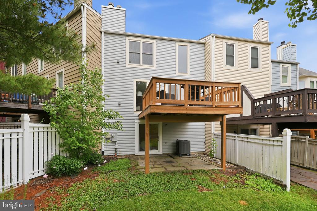 1686 OAKTREE COURT