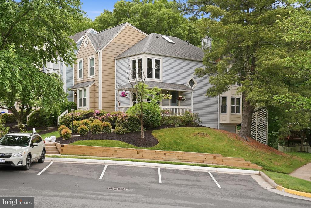 1686 OAKTREE COURT