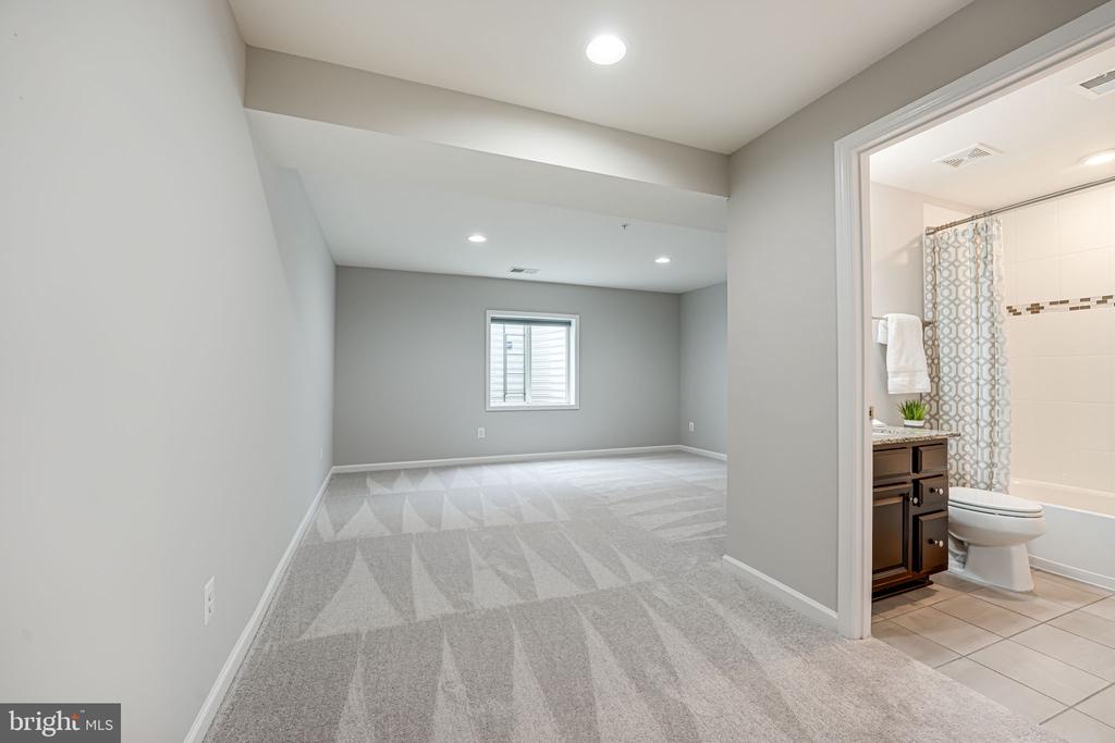 2332 HARMSWORTH DRIVE