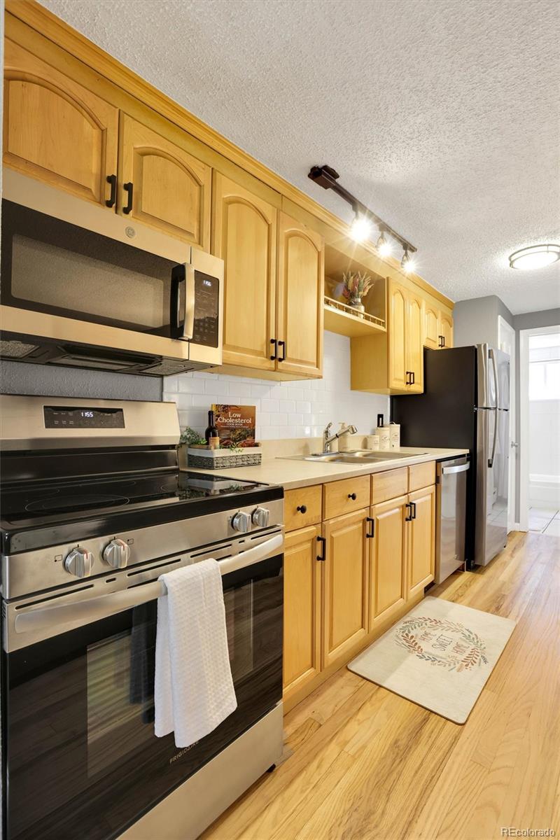 155 S Pennsylvania Street Unit: 202