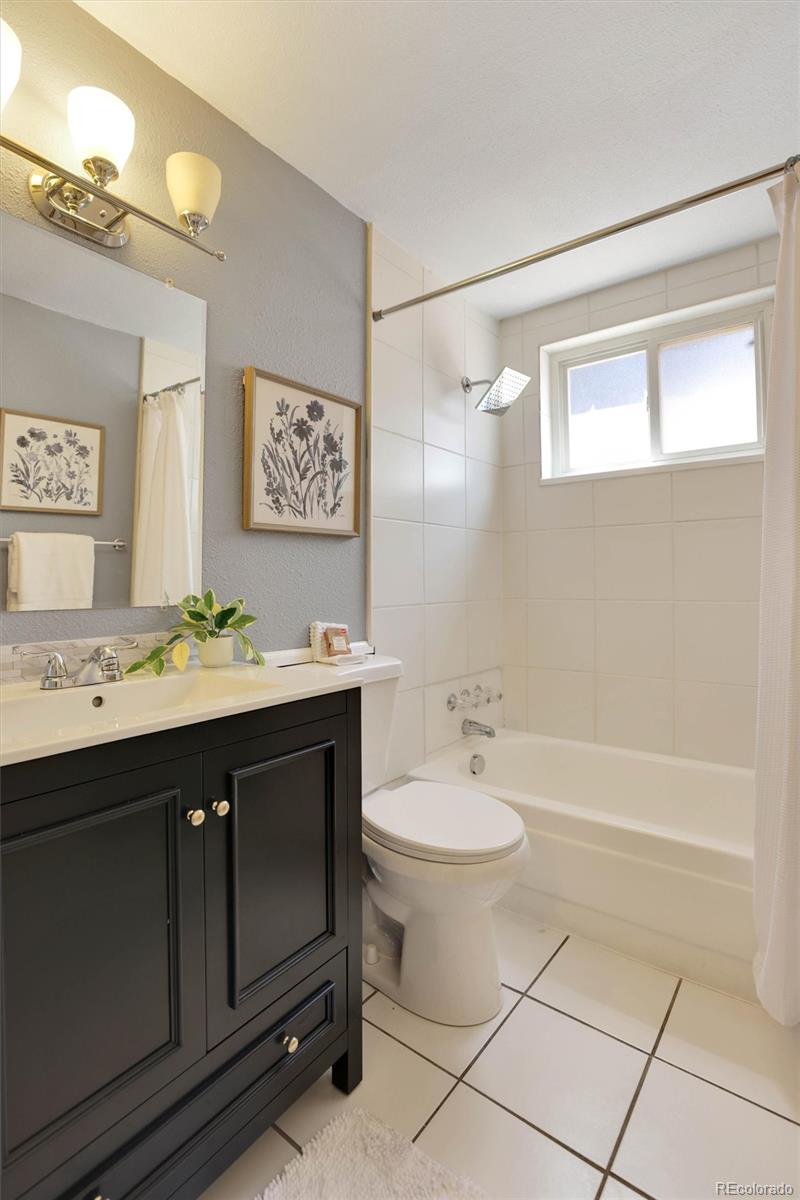 155 S Pennsylvania Street Unit: 202