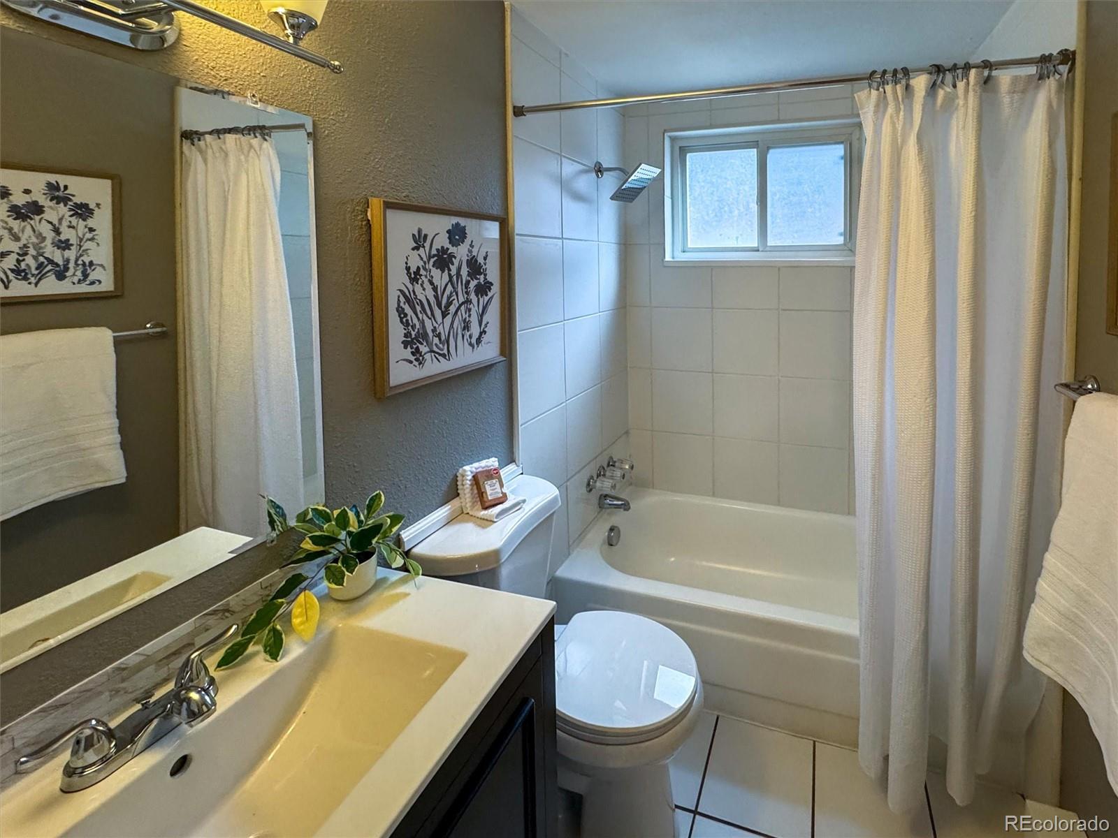 155 S Pennsylvania Street Unit: 202