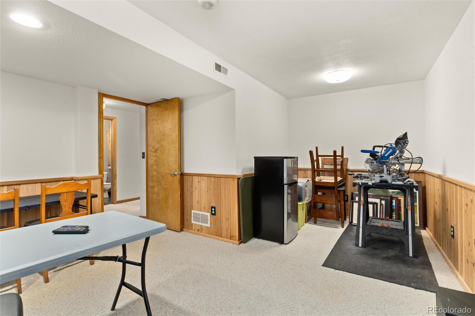 2404 S Oakland Circle