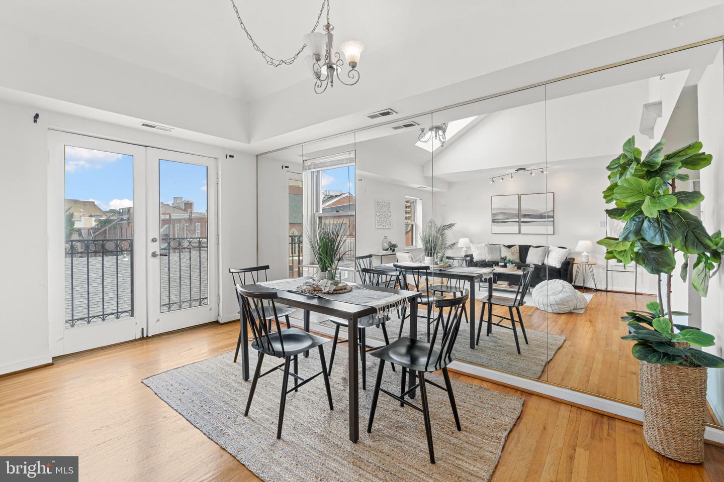723 S Charles St #302
