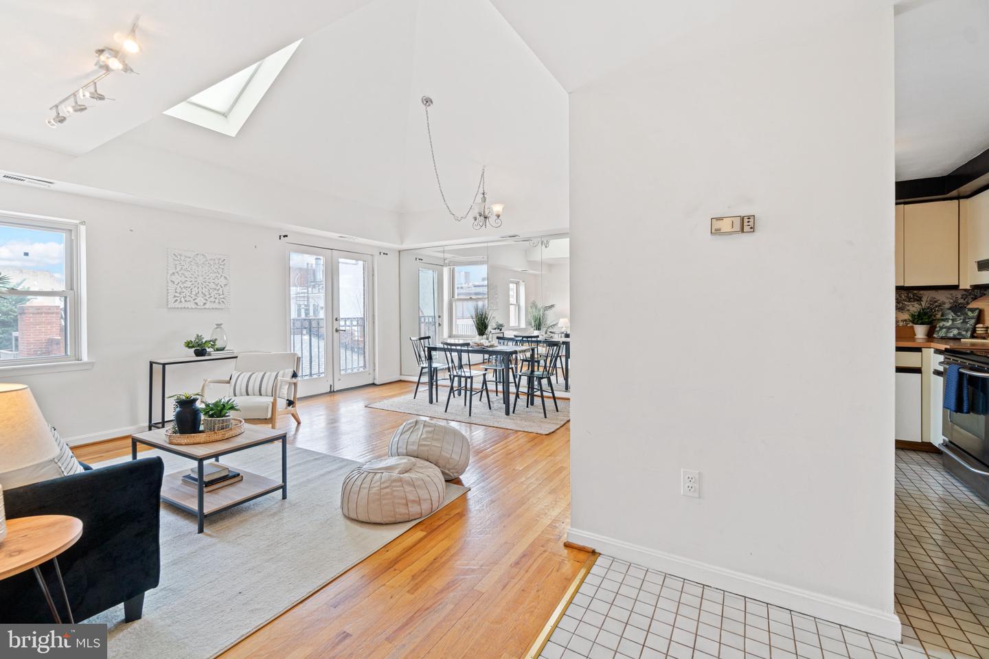 723 S Charles St #302