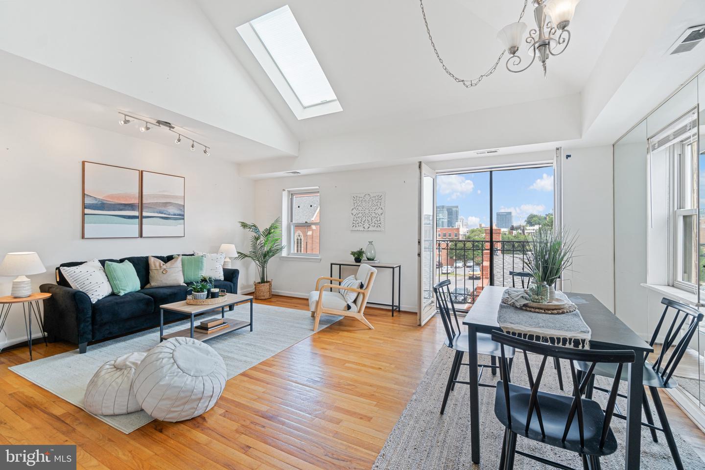 723 S Charles St #302