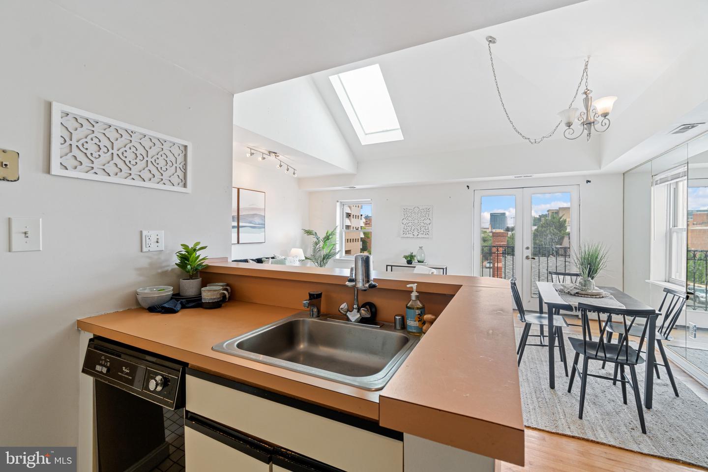 723 S Charles St #302
